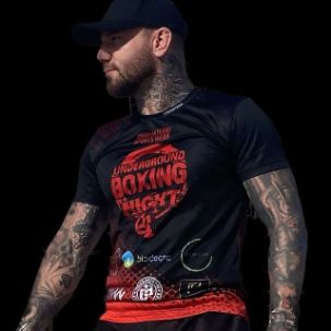 Włodarz federacji @underground_boxing_night w strojach wykonanych przez markę @charakterni.